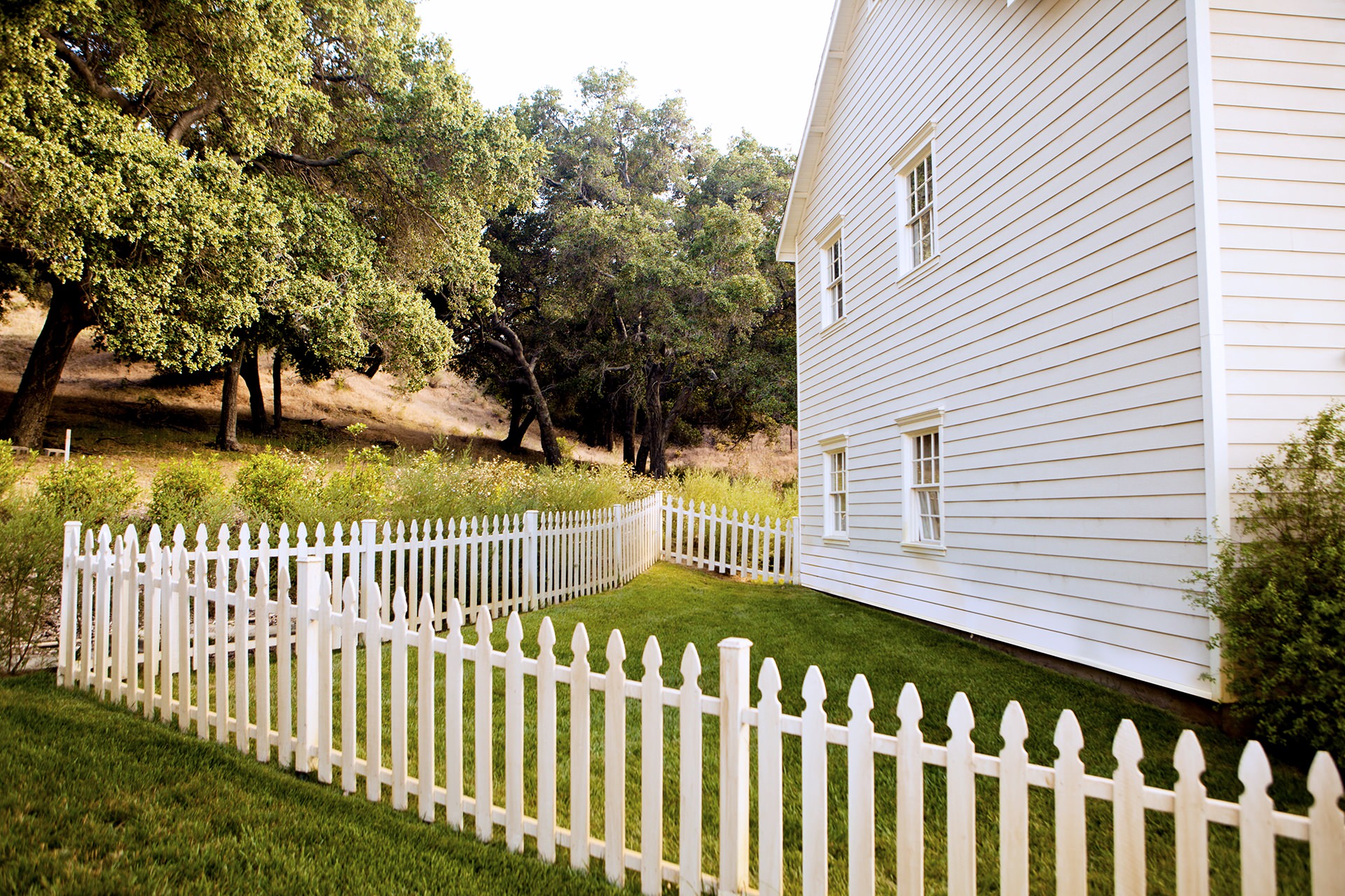 Farmhouse - White Picket Fence